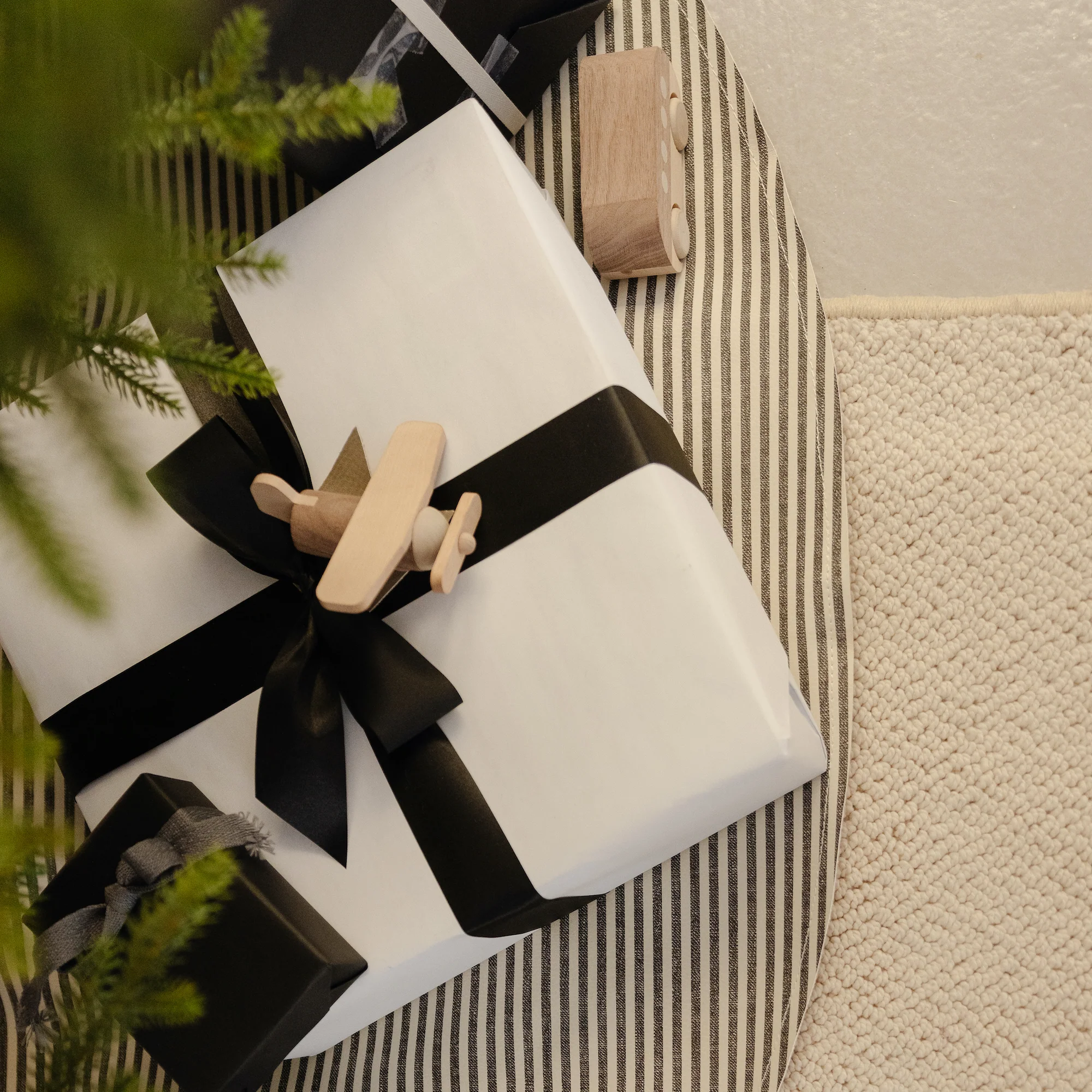 Tree Skirt - Image 5